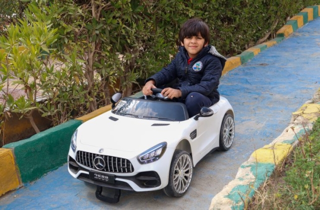 I.S.K | American Division | Students having fun riding the cars KG 2 | 2022-2023